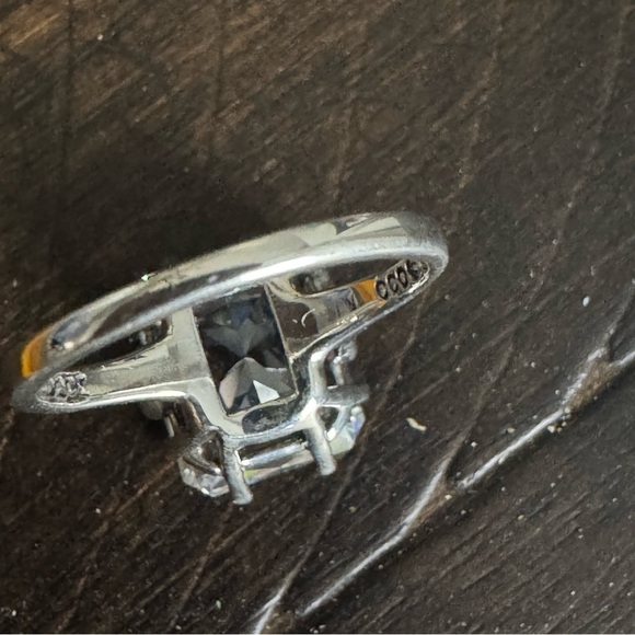 Exquisite Radiant Cut CZ Ring - Picture 6 of 8